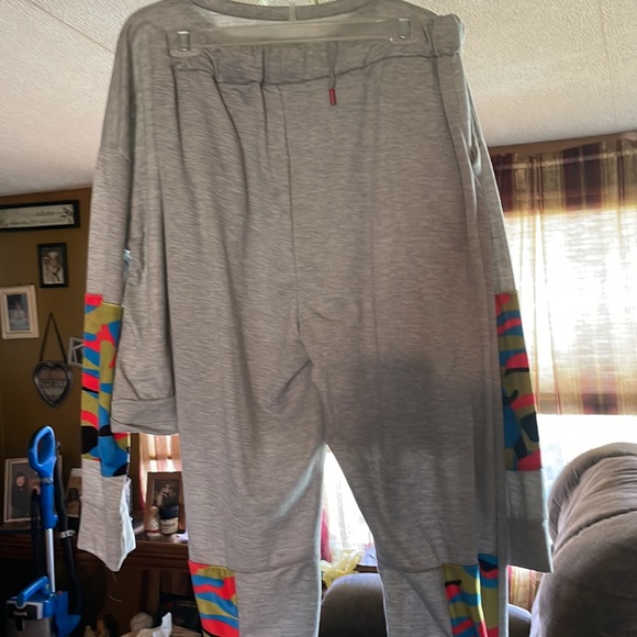 The North Face outfit.. wore 1 time.no stains or rips or tears or make an offer - Picture 3 of 6